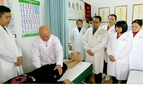 国医大师韦贵康教授对实习生进行临床教学